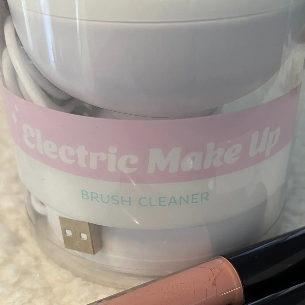 Mapeup brush cleaner with Seraphine Lip Gloss and 2 H&M shades